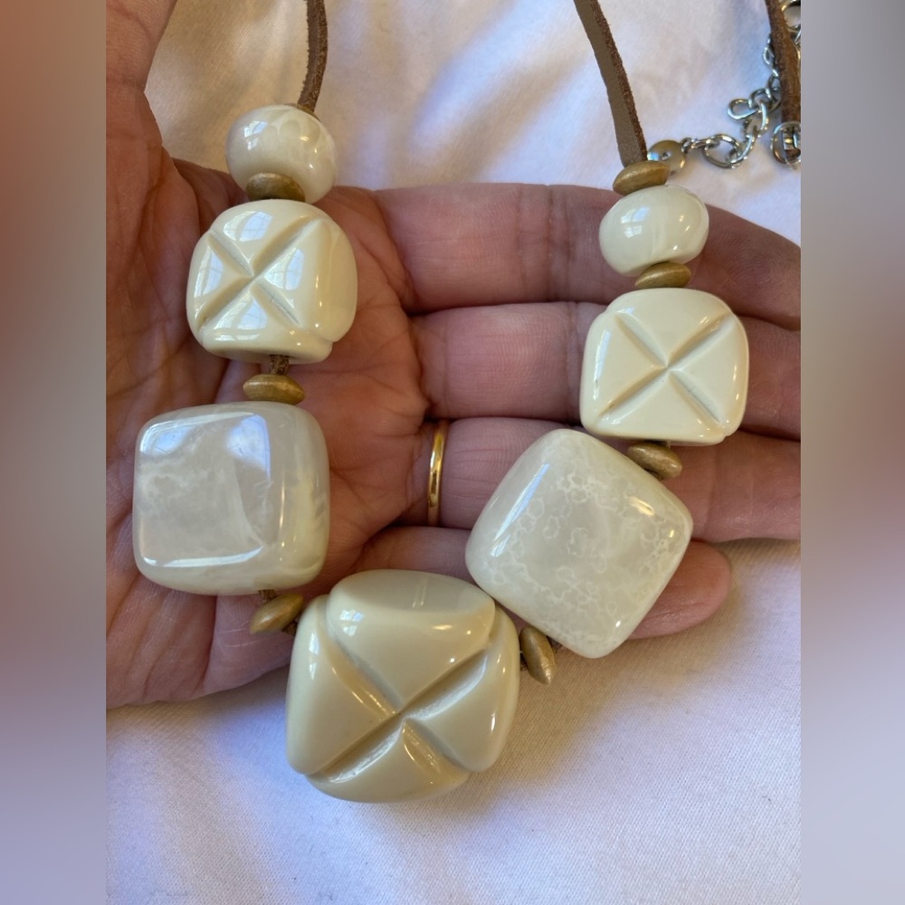 Carved Lucite Vintage Necklace Leather Cord Brown - Picture 7 of 7